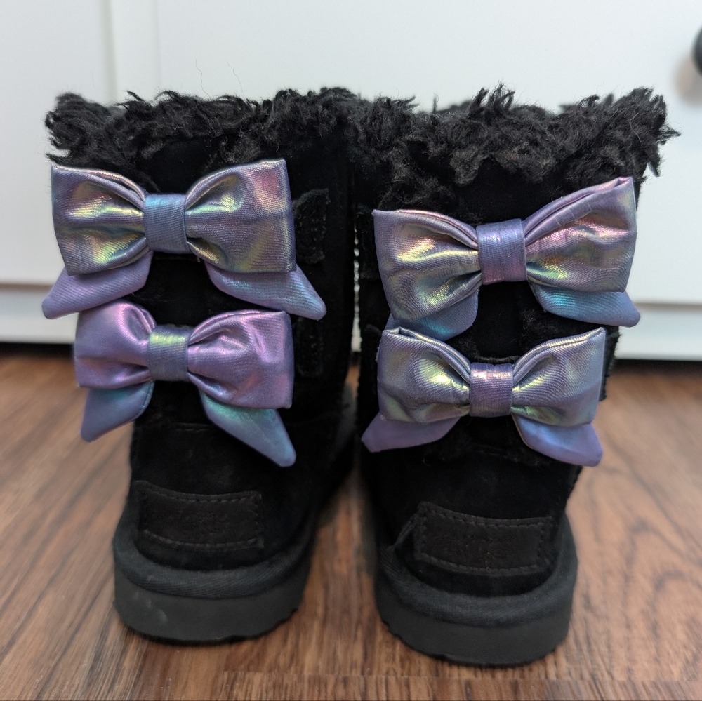UGG Kids Bailey Bow Iridescent Leather Boots sz 9